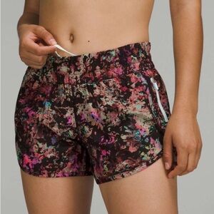 Lululemon Tracker Low-Rise Lined Short 4"
Stencil Blossom Red Multi sz 6